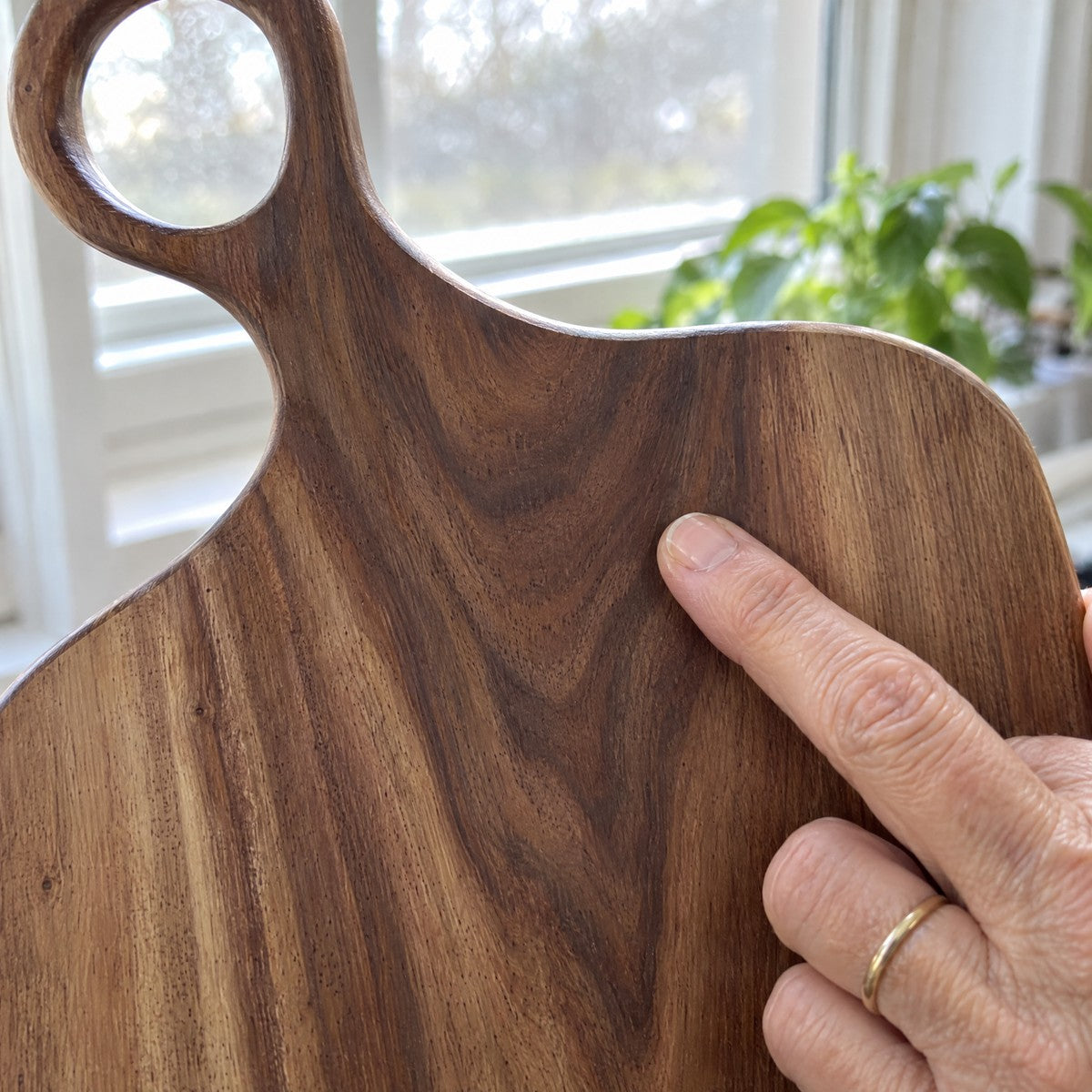 Customer pointing at the walnut grain near the handle